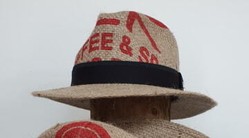 Modischer Hut aus Kaffeesäcken