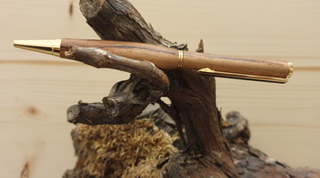 Handgedrechselter Kugelschreiber aus Rebenholz